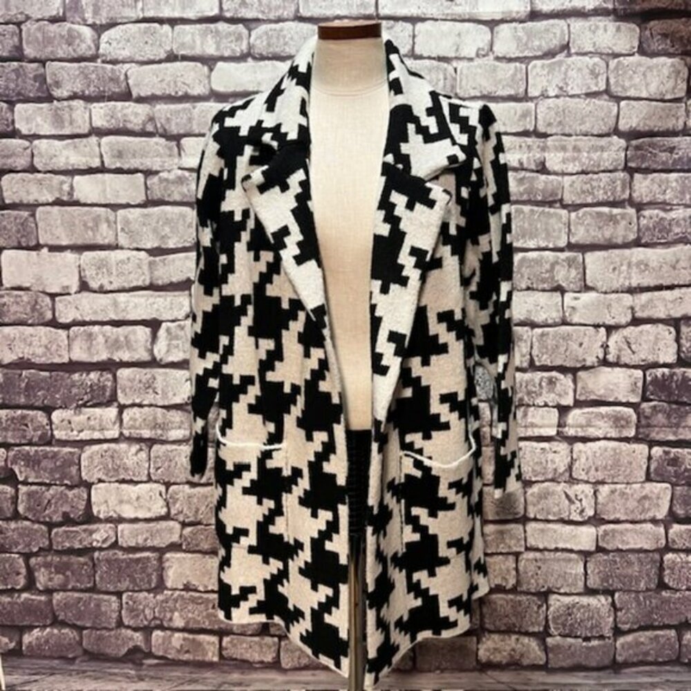 One World Black & White Long Sleeve Sweater Size PL
